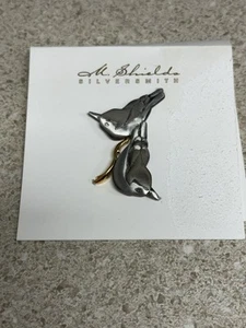 Prendedor vintage M. Shields peltre 18k superposición 2 pájaros Nuthatch ¡NUEVO! - Imagen 1 de 5