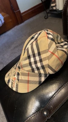 Gorra de baloncesto oficial Burberry para hombre Foto 1 de 4