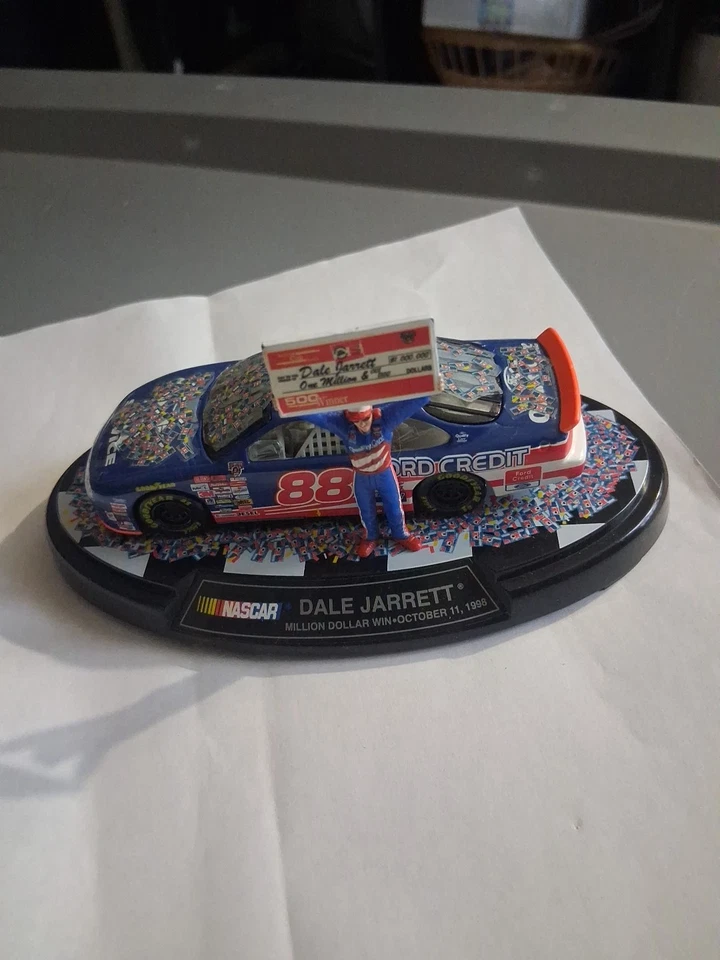 Dale Jarrett 1999 Escala 1:43 Vintage NASCAR Diecast Car Million Dollar Baby Foto 1 de 4
