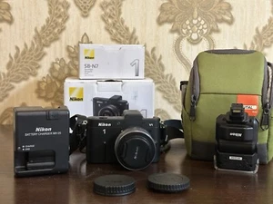 Kit de cámara sin espejo Nikon 1 V1 10,1 MP con lente Speedlight de 10-30 mm SBN7 completo - Imagen 1 de 9