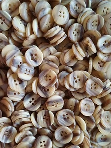 100 x 15 mm 24L beige braun gestreiftes Tier 4 Loch Knöpfe + ein kostenloses Geschenk - Bild 1 von 5