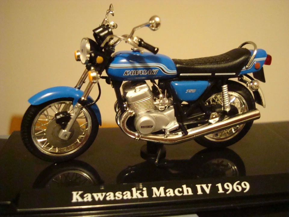 Kawasaki H 2 Mach IV  blau 1969 DREIZYLINDER  -   1:24  Atlas - Bild 1 von 3