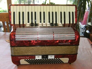 Hohner  Akkordeon TANGO II M 37 Tasten 3chörig rot - Bild 1 von 24