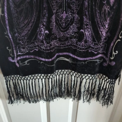 Lenço Witchy Whimsygoth com franja em paisley preto e roxo - Imagem 1 de 4