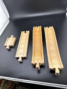 Konvolut 4 Stück Thomas Holzeisenbahn Eisenbahn Gleisstücke Brio Comp Rampen - Bild 1 von 9