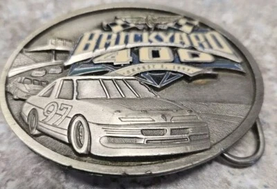 Brickyard 400 1996 Raro H3 Siskiyou EE. UU. HEBILLA DE CINTURÓN NASCAR #97 3x2 1/2 pulgadas Foto 1 de 4