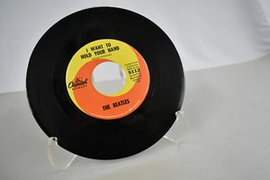 THE BEATLES I WANT TO HOLD YOUR HAND / I SAW HER STANDING THER CAPITOL 5112 HEAR - Picture 1 of 2