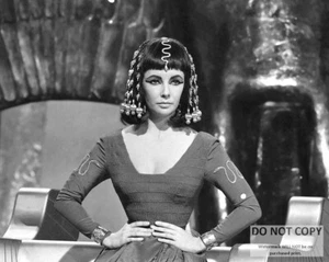 ELIZABETH TAYLOR IN "CLEOPATRA" - 8X10 PUBLICITY PHOTO (MW-062) - Picture 1 of 1