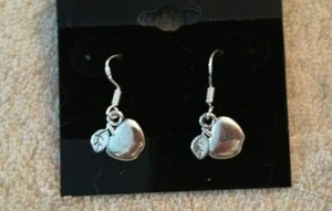 Lindos Nuevos Pendientes Colgantes Gancho Dije Manzana Plata Tibetana - ¡Gran Regalo para Maestros! - Imagen 1 de 2