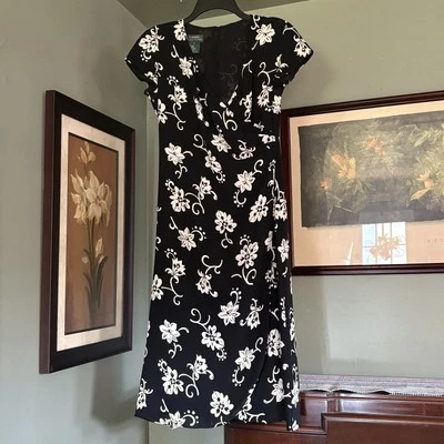 Vestido Lauren Ralph Lauren 100 % seda para mujer 4 negro floral volantes midi envolvente Foto 1 de 4