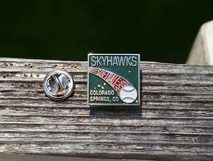 Skyhawks Softball Colorado Springs CO Baseball Metal & Enamel Lapel Pin Pinback - Imagen 1 de 7