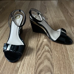 Monet Black PATENT LEATHER & GOLD Open SANDALS Ankle Wrap WEDGE Heel 8 1/2 ITALY - Picture 1 of 10