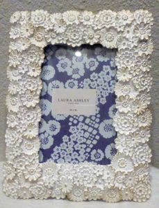 Laura Ashley picture frame 4"x6" Flower Motif with gold trim - Picture 1 of 6