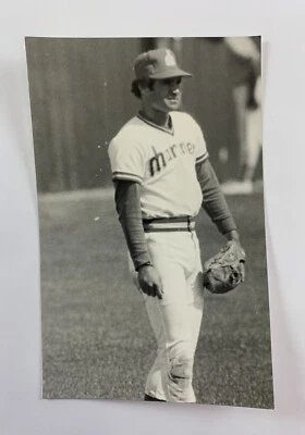 Julio Cruz (1979) Seattle Mariners Vintage Baseball Postcard PCSM - Image 1 of 2