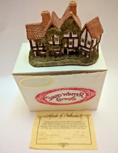 Vintage 1985 David Winter Cottages "The Apothecary's Shop" Village Figurine - Picture 1 of 9