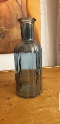 Blau transparente Vase Blumenvase gerillt Flaschenform unbenutzt Depot Dekovase - Bild 1 von 4