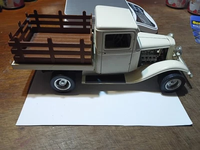 Road Legends 1/18 Scale 1934 Ford Pick Up - White - Image 1 of 4