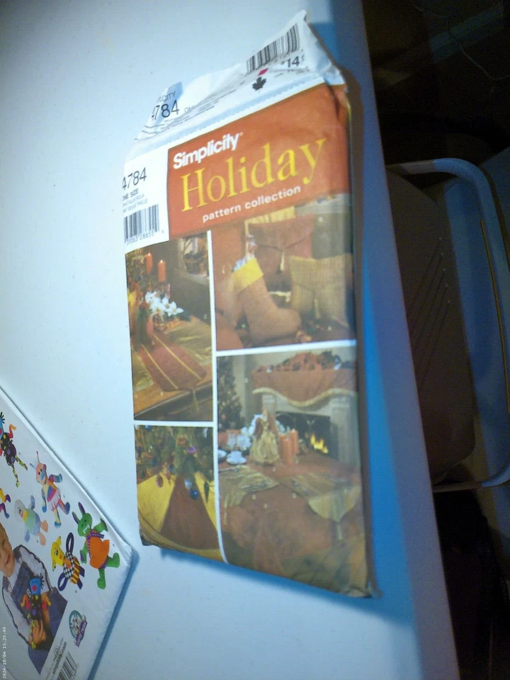 Simplicity Holiday Pattern 4784 Tree Skirt/Table Runner/Place Mats/Stocking ++ - Image 1 of 1