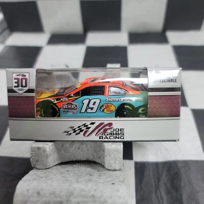 Martin Truex Jr. #19 BASS PRO SHOP/STRONG 2021 Camry L.E. 1:64 C192165BSSMT Foto 1 de 4