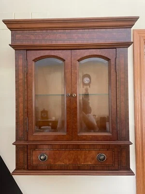 Vitrina de pared de roble y puertas de cristal en perfecto estado  80 x 60 x 28 - Imagen 1 de 4