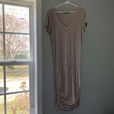 Vestido base prAna para mujer a rayas manga corta cuello en V lados fruncidos mediano Foto 1 de 4