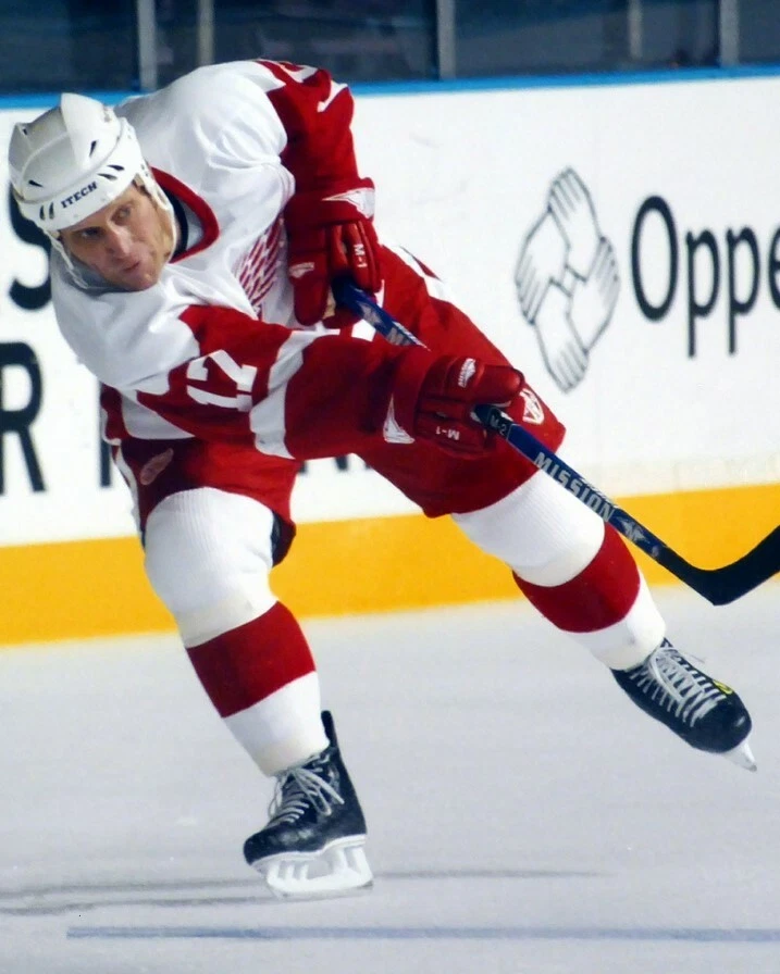 BRETT HULL 8X10 PHOTO HOCKEY DETROIT RED WINGS PICTURE NHL ACTION - Image 1 of 1