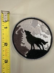 Wolf Howling (Embroidered Iron on patch) Moon / Nature / Camping / Hiking - Picture 1 of 2