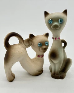 Vintage Paar Kitsch Kalifornien USA Siamkatzen mit Schmucksteinen besetzte blaue Augen & rosa Halsband mit Schmucksteinen - Bild 1 von 9