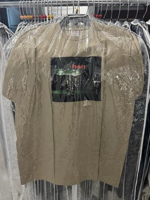 Supreme - Camiseta Hell Caqui FW23 Supreme New York 2023 - Talla MEDIANA Foto 1 de 4