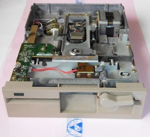 5,25" 5 1/4 Zoll Diskettenlaufwerk DD 360kB TEAC FD-55BR-584-U Beige 80 Tracks - Photo 1/6