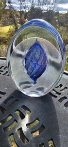 Pisapapeles de vidrio eickholt firmado 1983 azul iridiscente 7 x 41/2 x 2 - Imagen 1 de 13