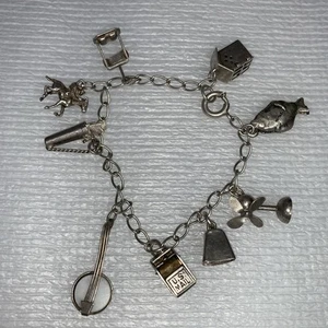 Pulsera Vintage Dije 9 Dijes Plata Buzón, Banjo Outhouse, Caballo de Carreras - Imagen 1 de 11