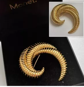 LARGE VINTAGE MONET GOLD TONE TEXTURED SWIRL BROOCH PIN IN ORIGINAL BOX - Picture 1 of 8