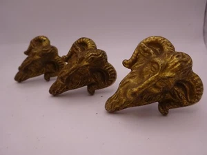 3 soportes/perillas de muebles de cabeza de cabra de latón antiguo recuperado - Imagen 1 de 12