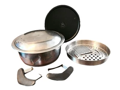 AMC Kochtopf mit Deckel Ø 20 cm Vol 2l + Reibe + Kunststoffdeckel 21 cm 53051 - Bild 1 von 4