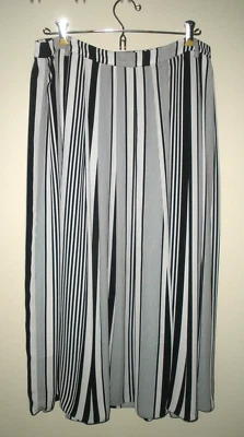 #1216 Vince Camuto womens M lined black white skirt lined designer pleated - Image 1 of 4