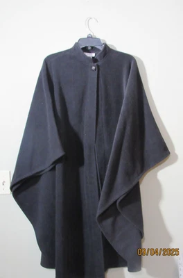 ANTHONY RICHARDS CAPA NEGRA TALLA ÚNICA CIERRE DE UN BOTÓN EN LA PARTE SUPERIOR EN MUY BUEN ESTADO Foto 1 de 4