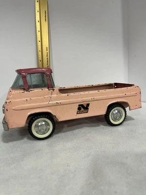 Camioneta pickup vintage de acero prensado Nylint rosa/melocotón - ruedas originales años 50/60 Foto 1 de 4