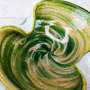 Cenicero vintage de cristal artístico de Murano blanco recubierto verde remolino manchas metálicas - Imagen 1 de 8