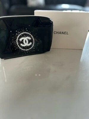 Bolsa de Maquillaje Cosmético CHANEL Beaute NEGRO/BLANCO con Caja de Regalo Foto 1 de 4