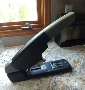 Swing line Heavy Duty Stapler for 2 to 210 sheets of paper - Picture 1 of 6