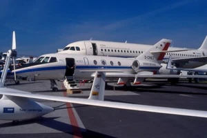 original 35 mm Slide aircraft Falcon 20 Berlin ILA airshow 13.8.2012 - Photo 1/1