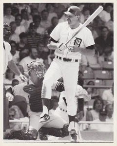 TYPE 1: 1987 Press Photo MLB Detroit Tigers Kirk Gibson Batting .vs. Indians - Picture 1 of 2