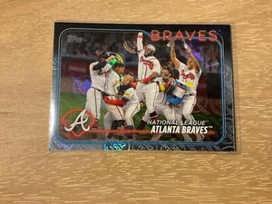 2024 Topps 582 Montgomery Club Exclusive Foil Atlanta Braves Team Card #154 - Bild 1 von 2