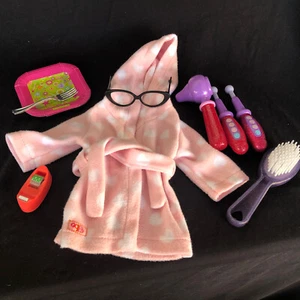 Nuestra Generación Buena Noche Dormir Apretado PJ Bata, Gafas, Herramienta para el Cabello Muñeca Niña 18" - Imagen 1 de 8
