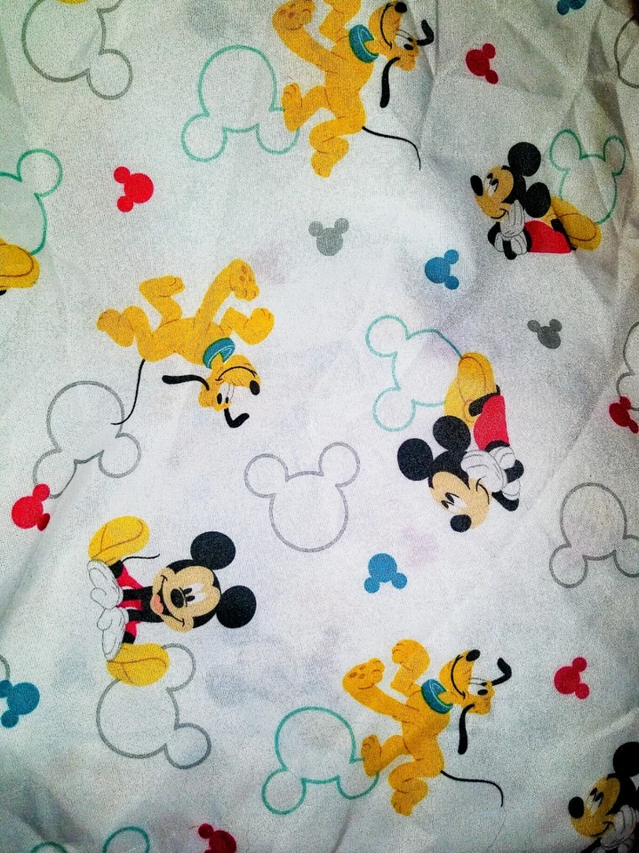 SÁBANA CUNA BEBÉ DISNEY BABY MICKEY MOUSE y GOOFY "PUPPY LOVE": 28" X 52" Foto 1 de 1