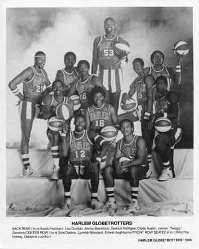 1986 HARLEM GLOBETROTTERS AUGHBURNS WOODARD 8x10 TEAM PHOTO - Изображение 1 из 1