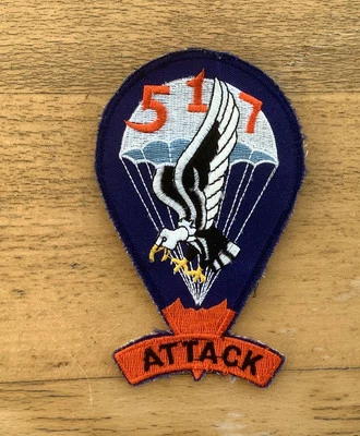 INSIGNE TISSU US ARMY 517 INFANTRY REGIMENT AIRBORNE « ATTACK »MODERNE OCCASION - Photo 1/2