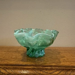 Bol ancien sur piédestal en verre tourbillonné vert marbré avec bord volanté - Photo 1 sur 14