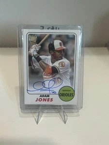 Archivos Topps 2024 - Autógrafos favoritos de los fanáticos de 1968 Adam Jones #68FF-AJ (AU) - Imagen 1 de 2